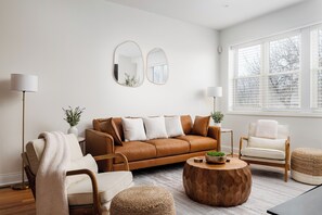 Smart TV, fireplace, books - ModernFarmHouseChicago-Spacious 3-bedroom condo Near Downtown Chicago (Chicago)