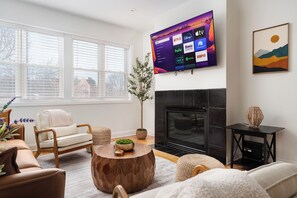 Smart-TV, Kamin, Bücher