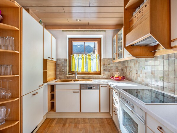 Kühlschrank, Ofen, Geschirrspüler, Kochgeschirr/Geschirr/Besteck