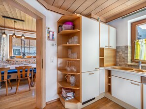 Kühlschrank, Ofen, Geschirrspüler, Kochgeschirr/Geschirr/Besteck