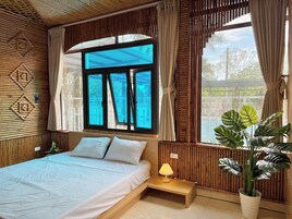 Egyptian cotton sheets, premium bedding, pillowtop beds, desk