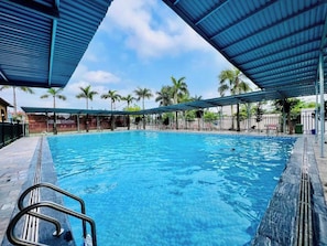 Kauden mukainen ulkouima-allas