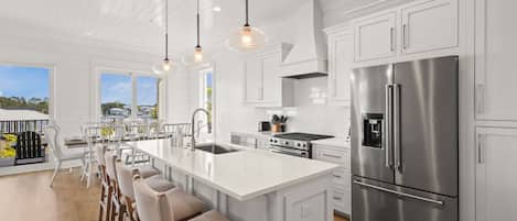 Refrigerador, microondas, horno, placa de cocina