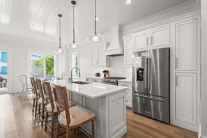 Fridge, microwave, oven, stovetop - Osprey 16 - Bayside home w/boat slip, community pool. Turquoise Osprey by Kaiser (Orange Beach)