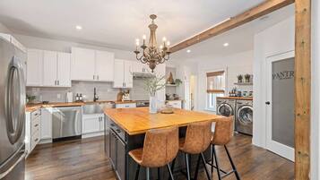 Een magnetron, een oven, een kookplaat, een vaatwasser