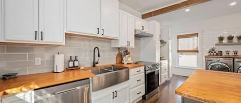 Four Ă  micro-ondes, un four, surface de cuisson, lave-vaisselle