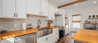 Cozy Luxe Apartment Near Western & St. Joseph’s