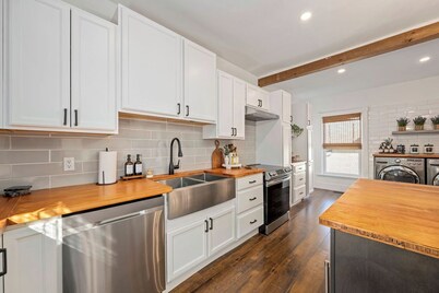 Cozy Luxe Apartment Near Western & St. Joseph’s