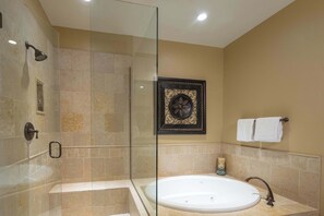 Douche, sèche-cheveux, serviettes fournies