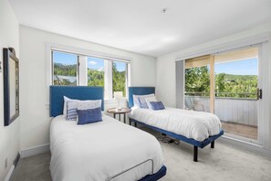 4 slaapkamers, een bureau, een strijkplank/strijkijzer, wifi