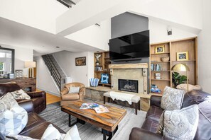 Televisie, een open haard en een kantoor