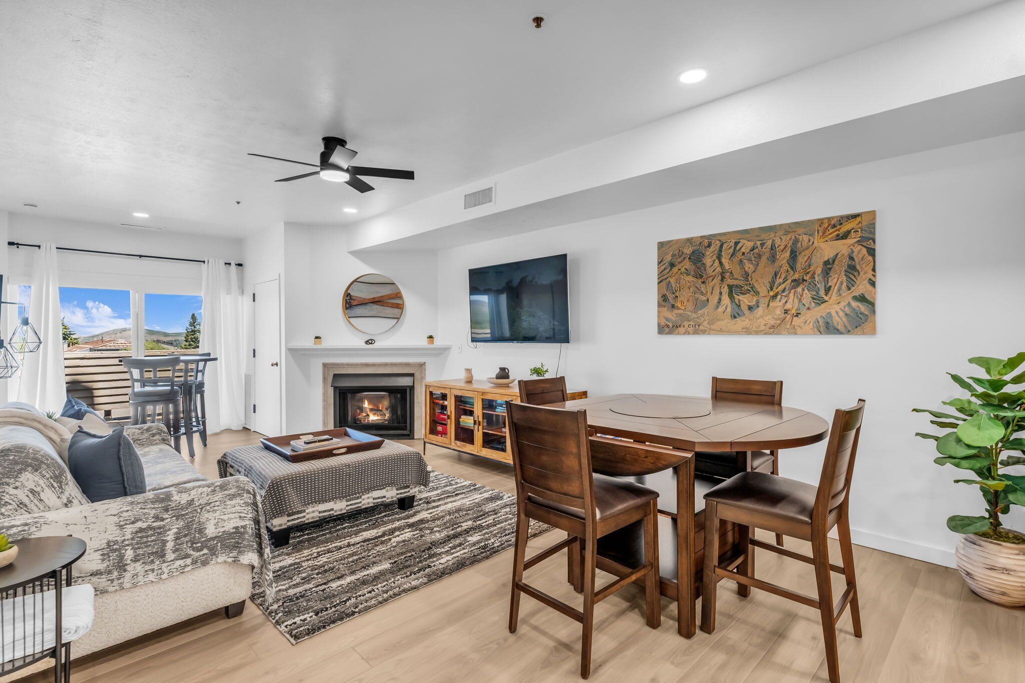 Uma sala de estar moderna com lareira, mesa de jantar e assentos confortáveis.