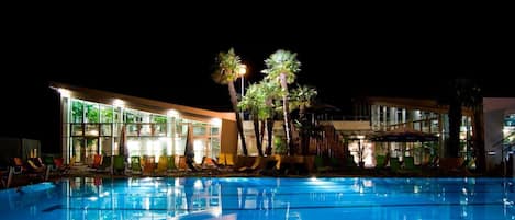 2 piscinas internas, piscina externa sazonal