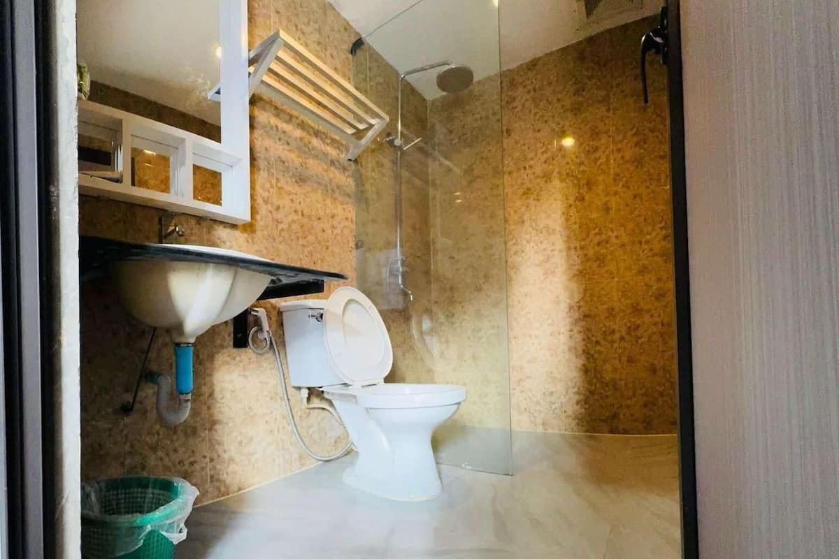 Ein Badezimmer mit Toilette, Waschbecken und Dusche.
