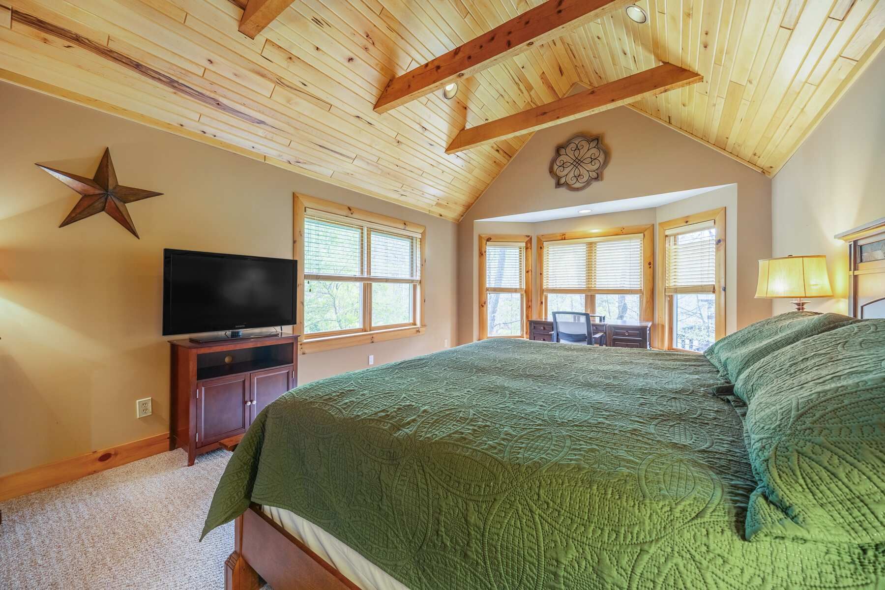 5 bedrooms, iron/ironing board, WiFi, bed sheets