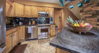 Wooded Retreat w Hot Tub, Loft, Game Room & Sauna