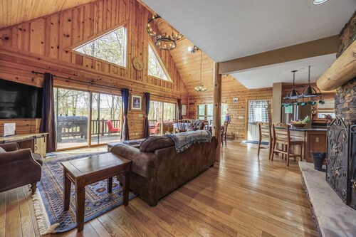 Wooded Retreat w Hot Tub, Loft, Game Room & Sauna