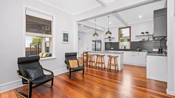 Family House, Garden View | Living area | 54-cm Smart TV with digital channels, books