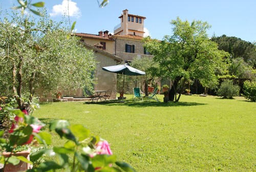 A charming little  cottage with spacious private garden
