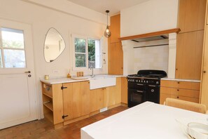 Kühlschrank, Ofen, Kochgeschirr/Geschirr/Besteck