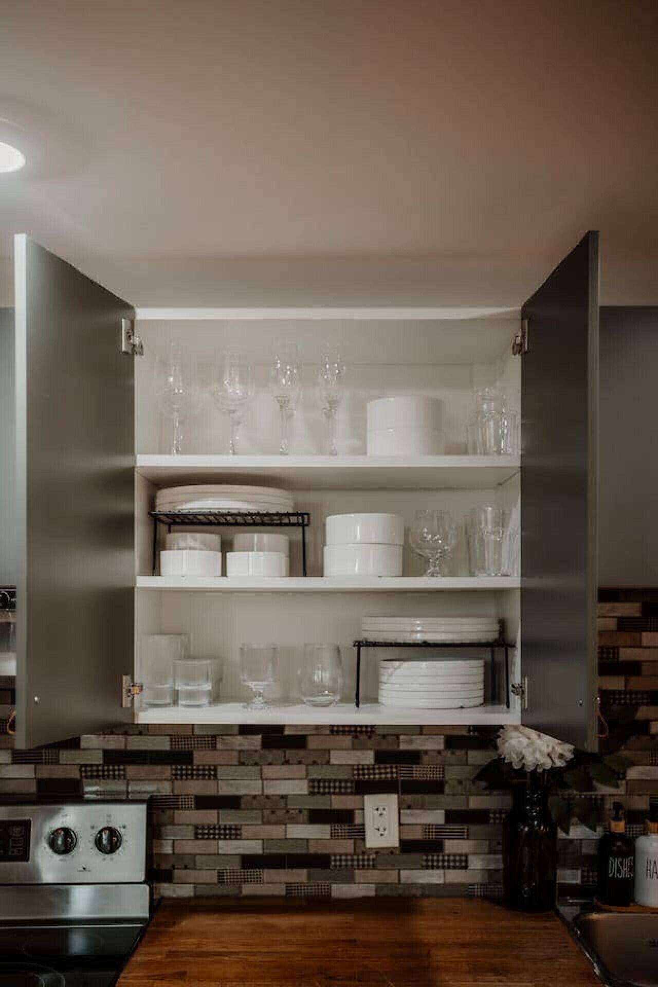 Cafetière/bouilloire, réfrigérateur, four, plaque de cuisson