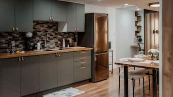 Coffee/tea maker, fridge, oven, stovetop