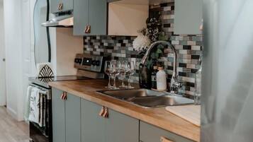 Coffee/tea maker, fridge, oven, stovetop