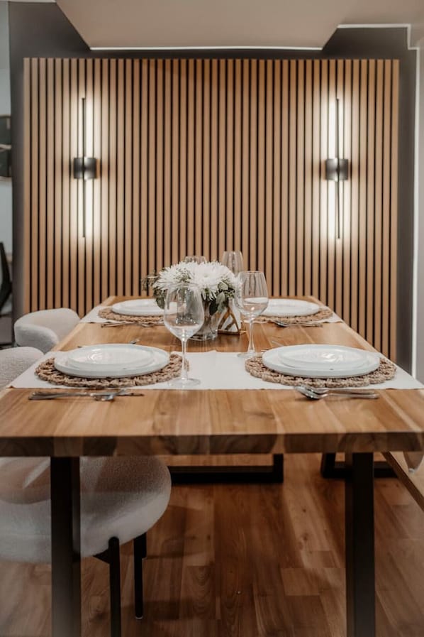 Dining - The Barrie Nook- 2 Bed-Coffee Bar-Reading Nook (Barrie)