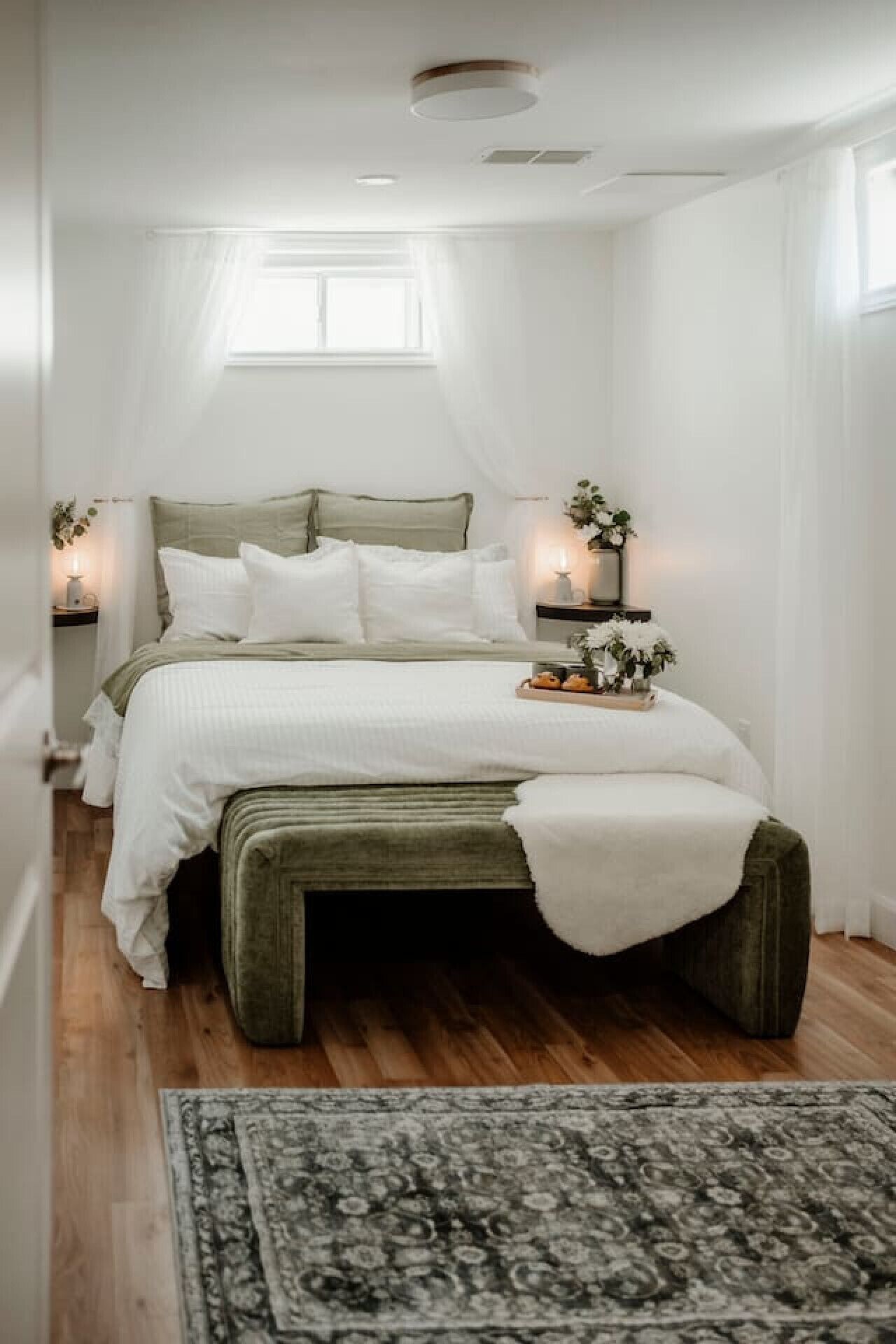 2 bedrooms, desk, WiFi, bed sheets