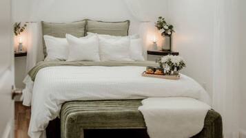 2 bedrooms, desk, WiFi, bed sheets