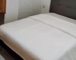 1 chambre, fer et planche à repasser, draps fournis