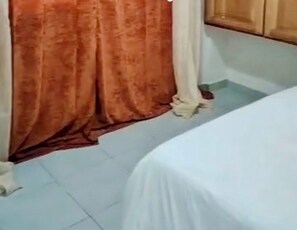 1 chambre, fer et planche à repasser, draps fournis