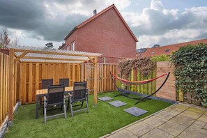 Outdoor dining - Nimma Garden one bedroom apartment (Nijmegen)
