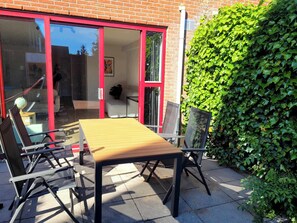 Outdoor dining - Nimma Garden one bedroom apartment (Nijmegen)