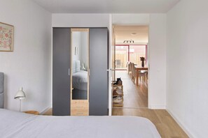 1 bedroom, desk, iron/ironing board, travel cot - Nimma Garden one bedroom apartment (Nijmegen)