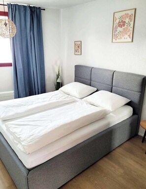 1 bedroom, desk, iron/ironing board, travel cot - Nimma Garden one bedroom apartment (Nijmegen)