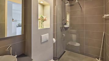 Een douche, een haardroger, handdoeken