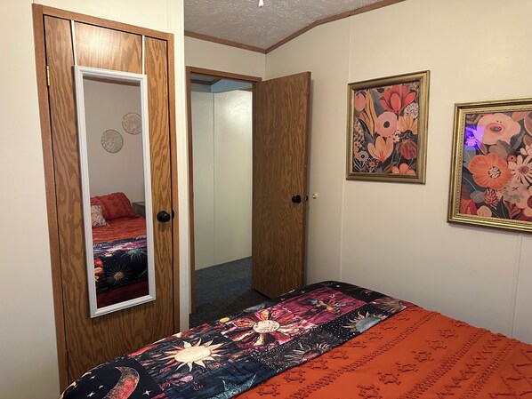 2 bedrooms, travel cot, free WiFi, bed sheets