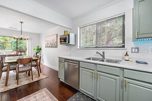 Private kitchen - Charming 3-bedrooms ranch house, 3 mins from Pleasant Hill (Duluth)