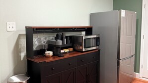 Kaffetrakter/tekoker, kjøleskap, mikrobølgeovn og vannkoker
