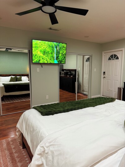 Tranquil Suite Private Bath + Entry