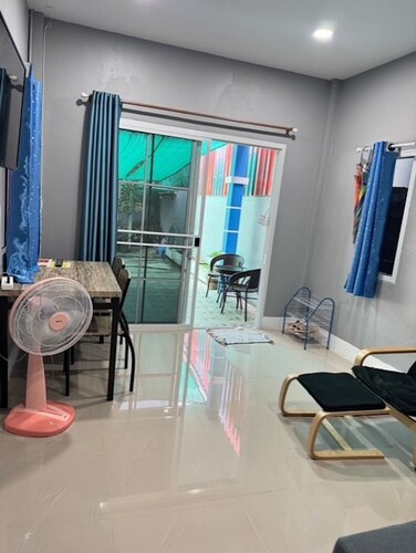 1 minute walk to the tourist strip ! New guest house on quiet Soi Great location