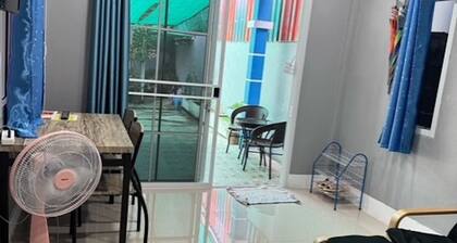 1 minute walk to the tourist strip ! New guest house on quiet Soi Great location