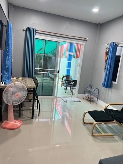 1 minute walk to the tourist strip ! New guest house on quiet Soi Great location