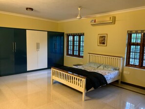 3 slaapkamers, een strijkplank/strijkijzer, wifi, beddengoed