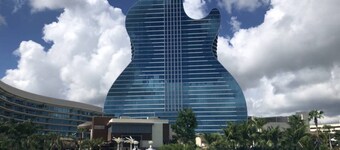 Luxury Stay Waterfront at Blue Lagoon | Pool | Fenced Yard | Prime Location Dog OK