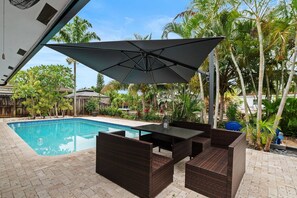 Pool - Luxury Stay Waterfront at Blue Lagoon | Pool | Fenced Yard | Prime Location Dog OK (Oakland Park)