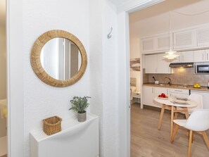 Kühlschrank, Mikrowelle, Kochgeschirr/Geschirr/Besteck