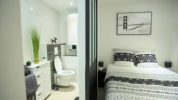 1 dormitori, planxa i posts de planxar, wifi i roba de llit