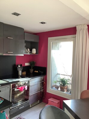 Refrigerador, microondas, horno, placa de cocina